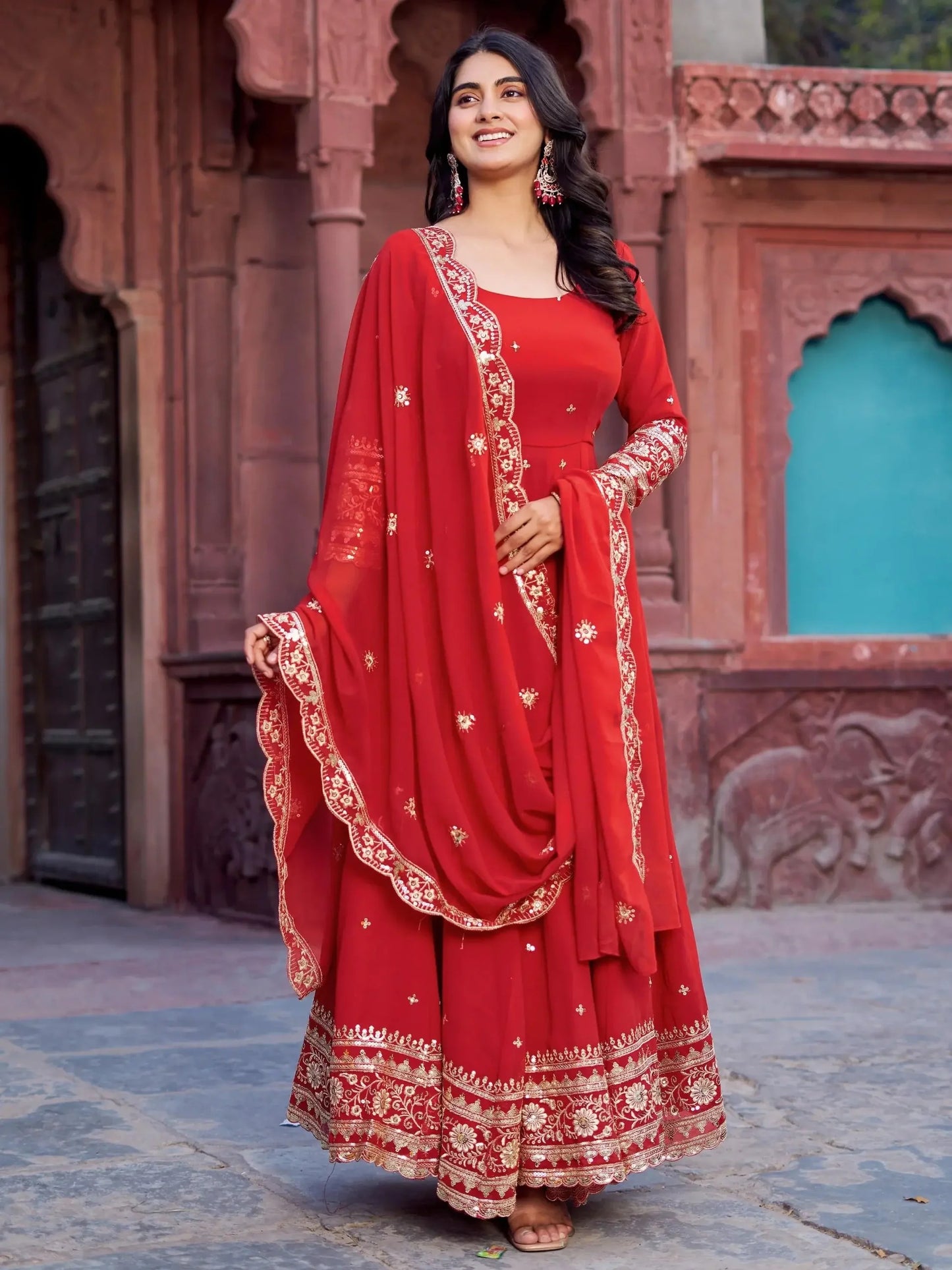 Elegantes Rotes Georgette Festkleid mit Stickerei und Dupatta