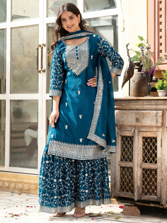 Teal-blaues Chinon-Sharara-Set mit feiner Zari- und Paillettenstickerei, passender Sharara-Hose und besticktem Dupatta mit Spitzenbordüre – festliches Damenoutfit.