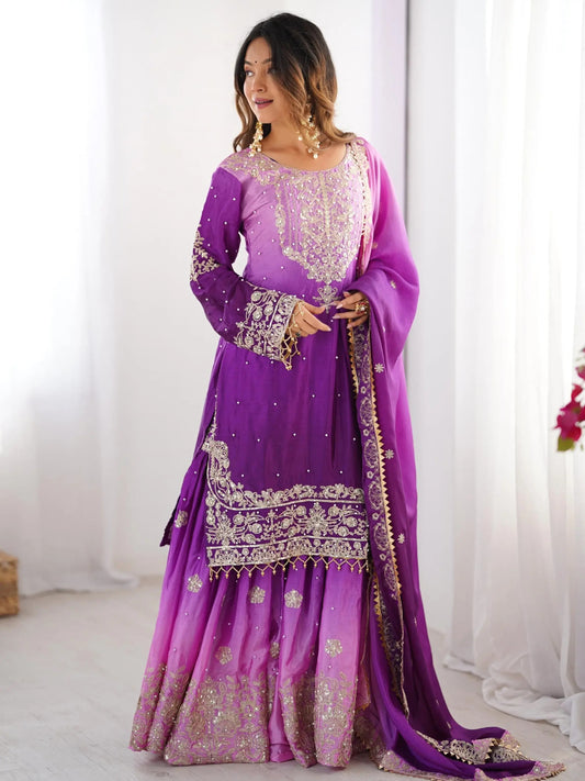 Violettes Sharara-Set aus Chinon-Seide mit Dori-, Perlen- und Paillettenstickerei, inklusive Dupatta – festliches Hochzeitsoutfit für Damen.