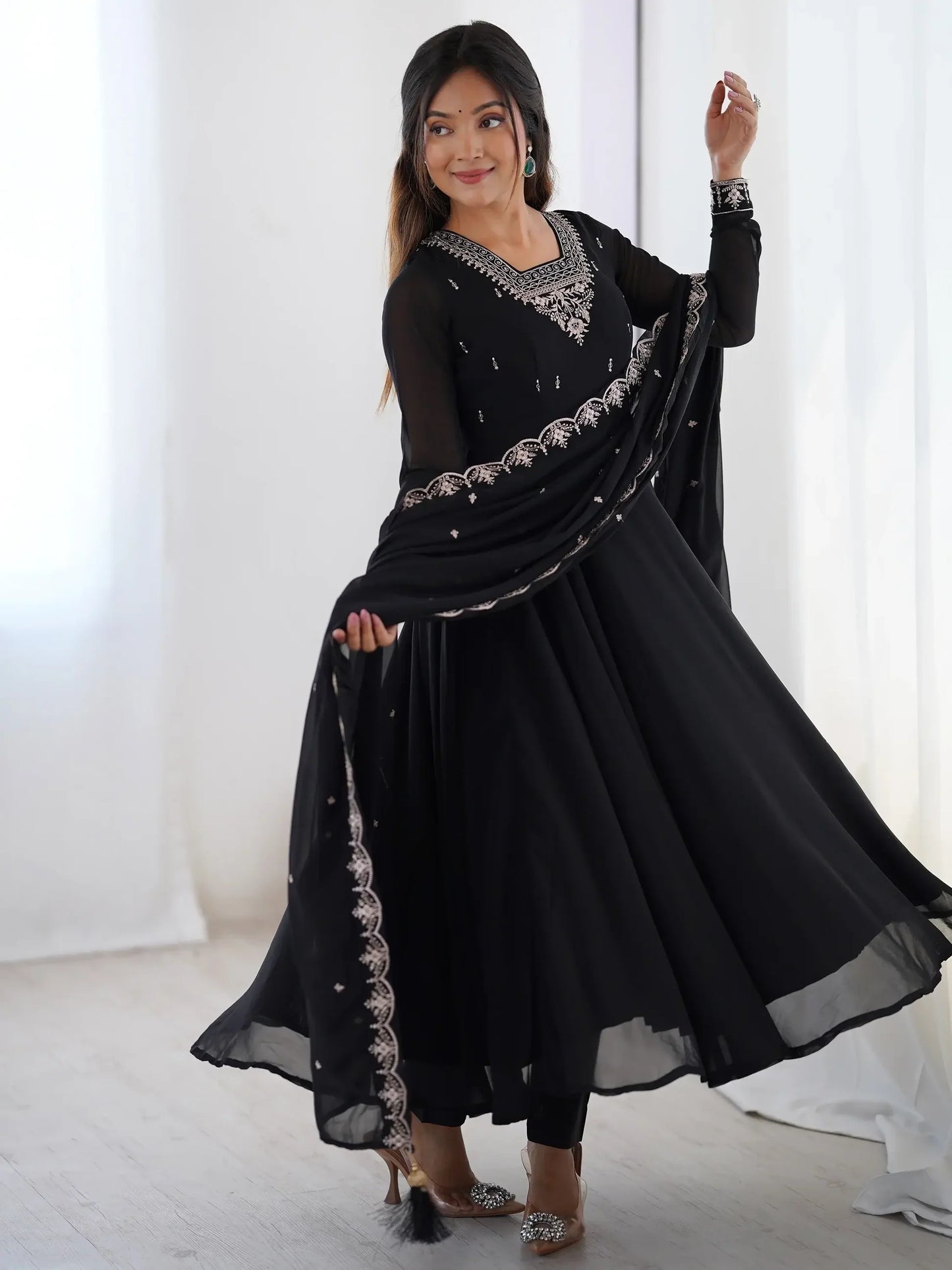 Schwarzes Georgette-Festoutfit mit Fadenstickerei, Zari-, Pailletten- und Perlenverzierung, Baumwollhose und besticktem Dupatta mit Quasten.