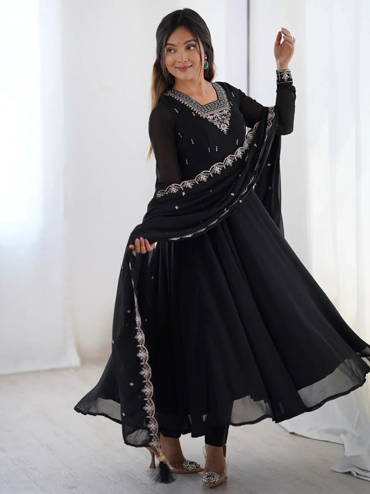 Schwarzes Georgette-Festoutfit mit Fadenstickerei, Zari-, Pailletten- und Perlenverzierung, Baumwollhose und besticktem Dupatta mit Quasten.