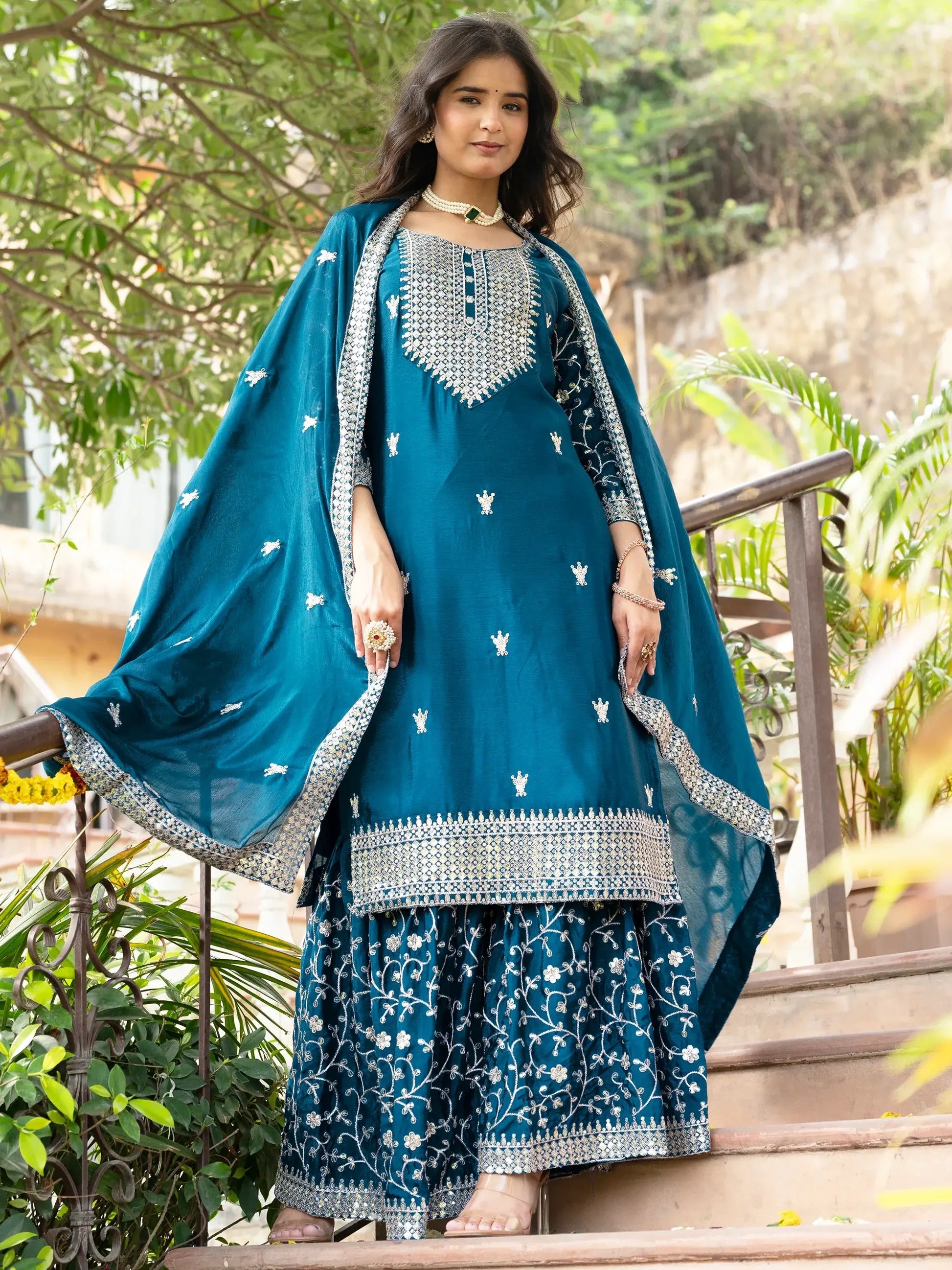Teal-blaues Chinon-Sharara-Set mit feiner Zari- und Paillettenstickerei, passender Sharara-Hose und besticktem Dupatta mit Spitzenbordüre – festliches Damenoutfit.