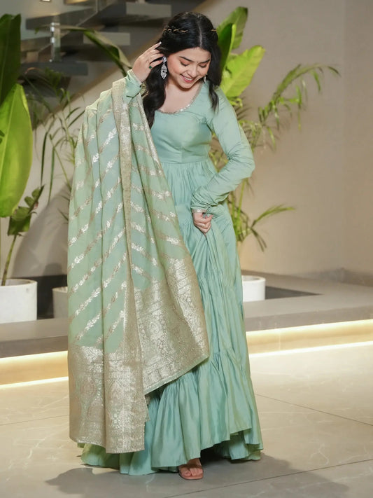 Elegantes Pista-Grünes Anarkali-Set mit Banarasi Dupatta