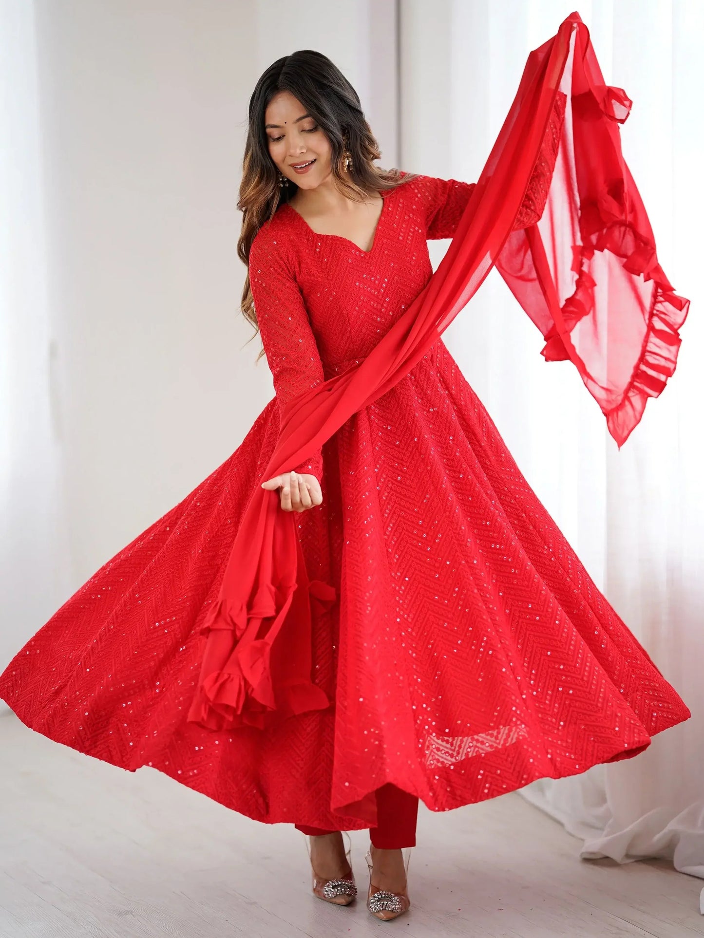 Rotes Georgette-Anarkali-Set mit Lucknawi-Stickerei