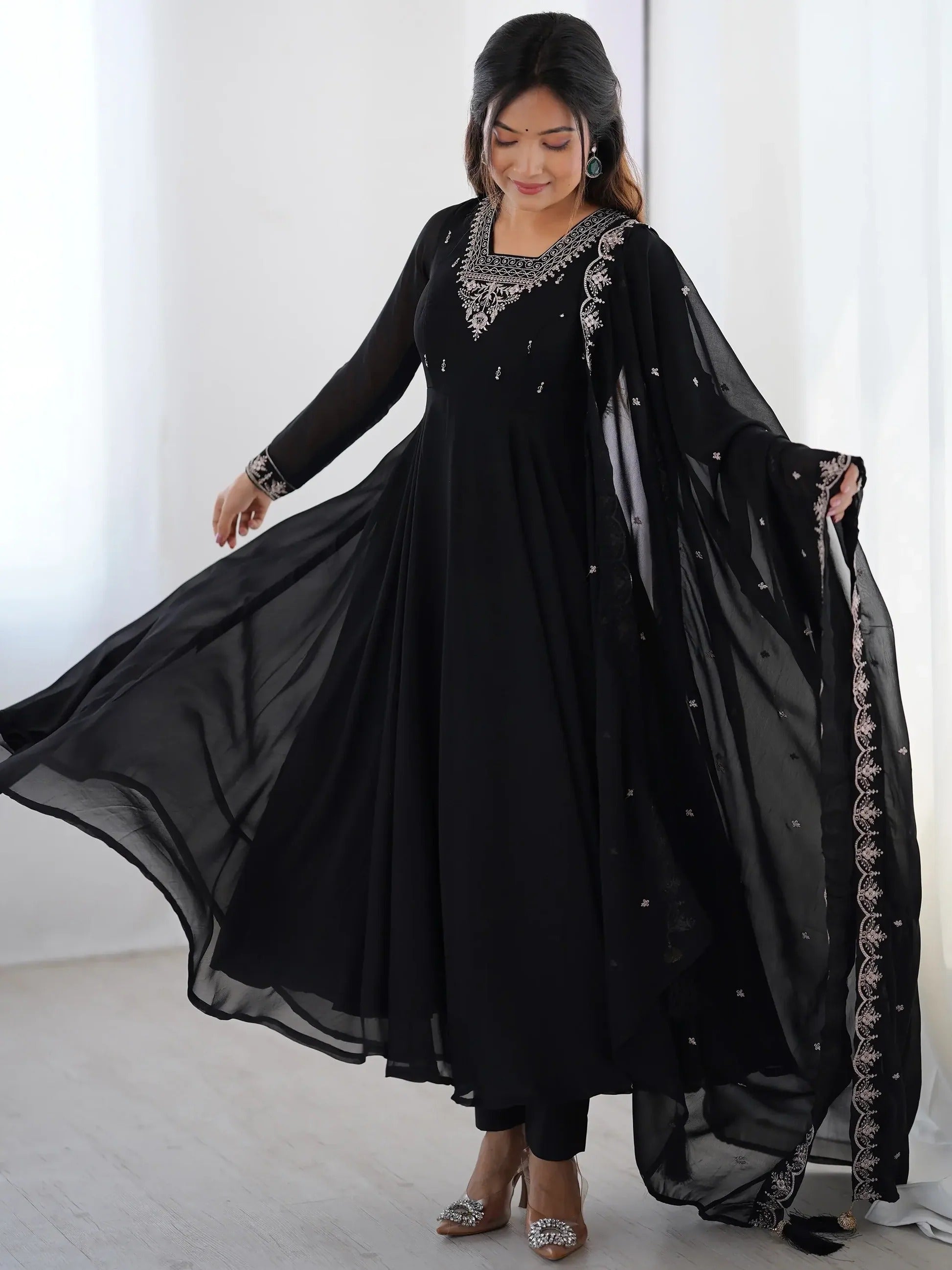 Schwarzes Georgette-Festoutfit mit Fadenstickerei, Zari-, Pailletten- und Perlenverzierung, Baumwollhose und besticktem Dupatta mit Quasten.