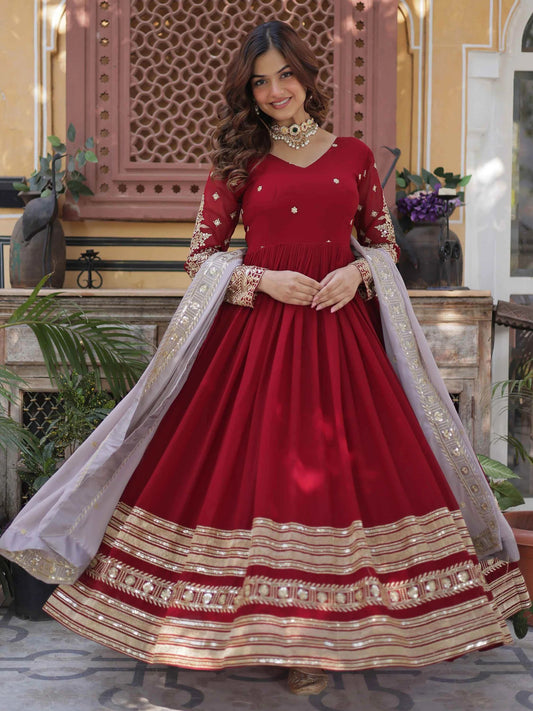 Rotes Georgette-Gown mit feiner Zari-Stickerei, Pailletten und passendem Dupatta mit Spitzenbordüre – festliches Kleid für Damen.