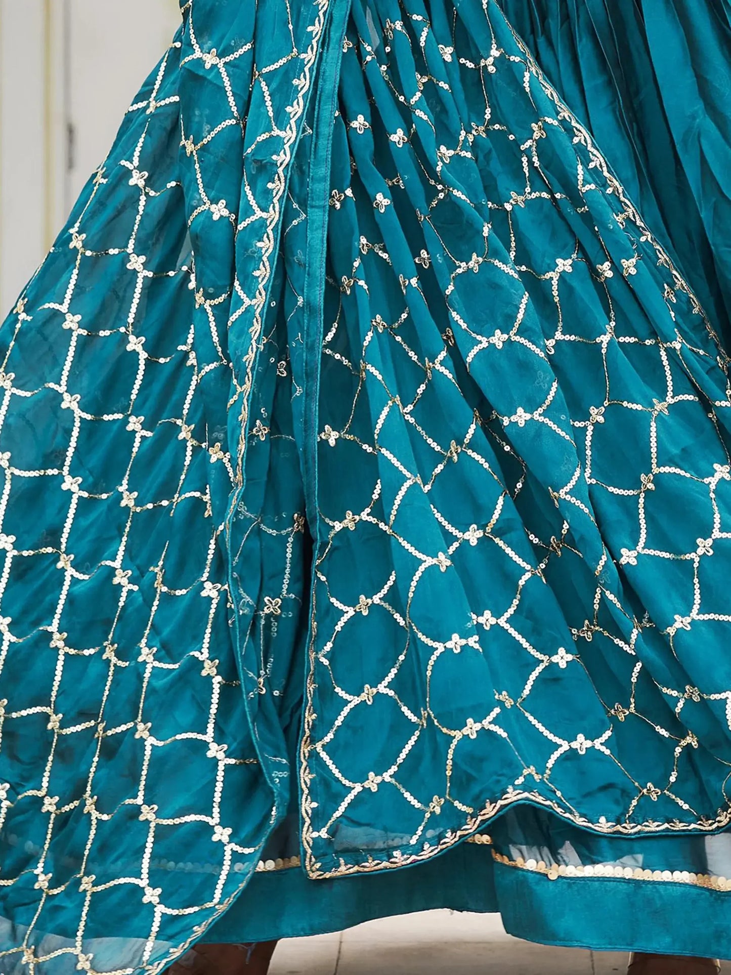 Elegantes Tealblaues Rangoli Seidenkleid mit Pailletten und Dupatta
