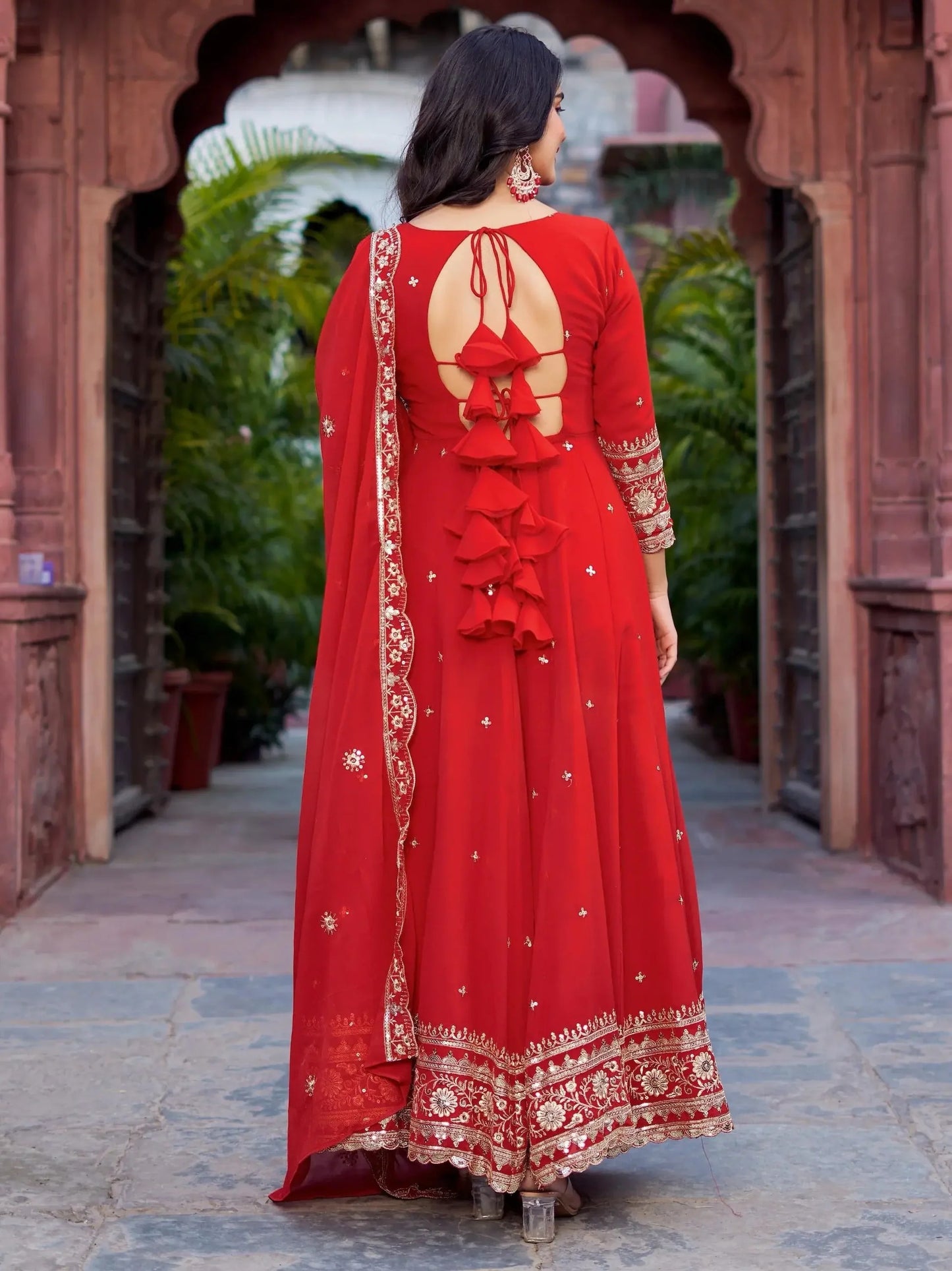 Elegantes Rotes Georgette Festkleid mit Stickerei und Dupatta