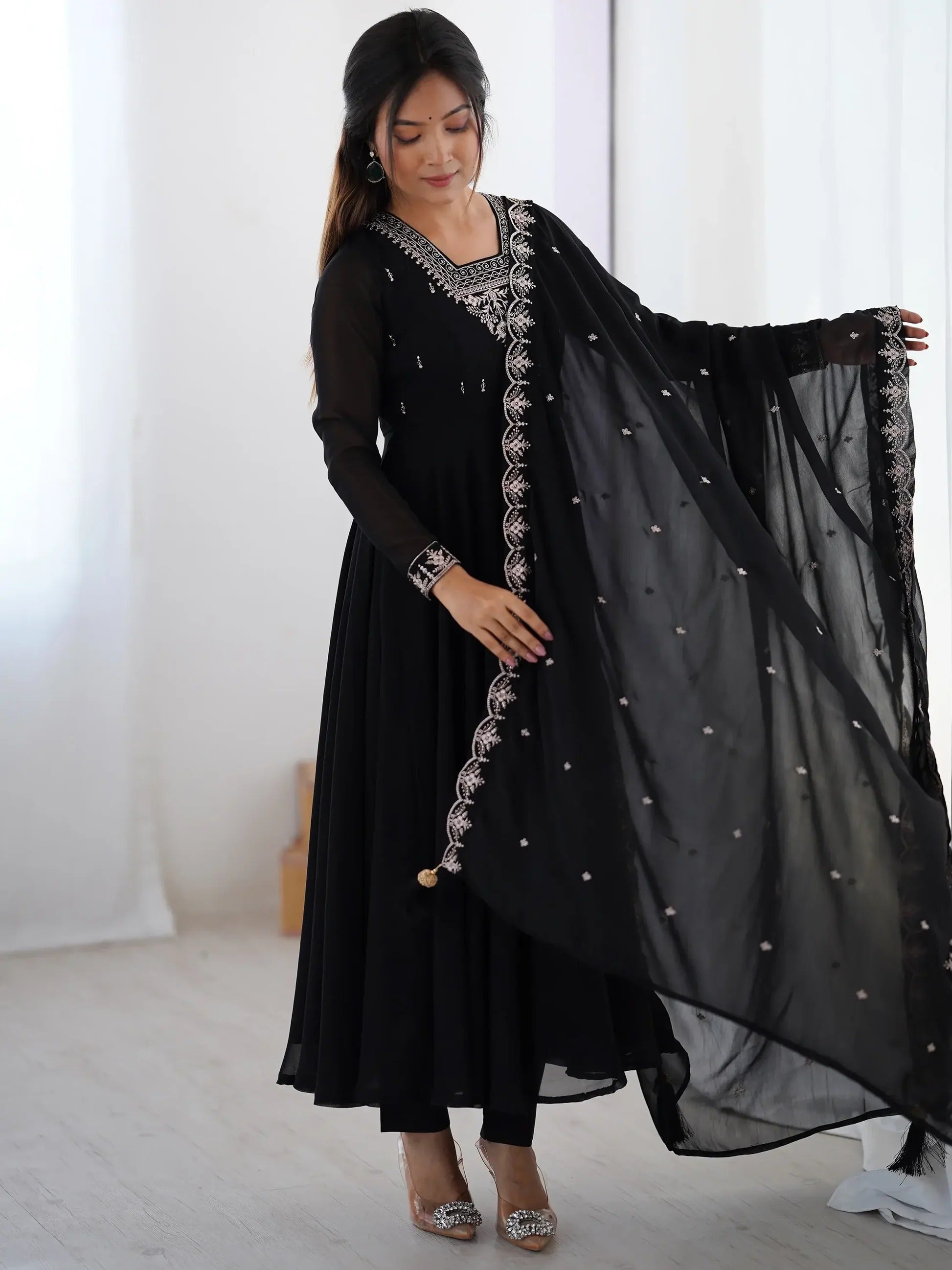 Schwarzes Georgette-Festoutfit mit Fadenstickerei, Zari-, Pailletten- und Perlenverzierung, Baumwollhose und besticktem Dupatta mit Quasten.