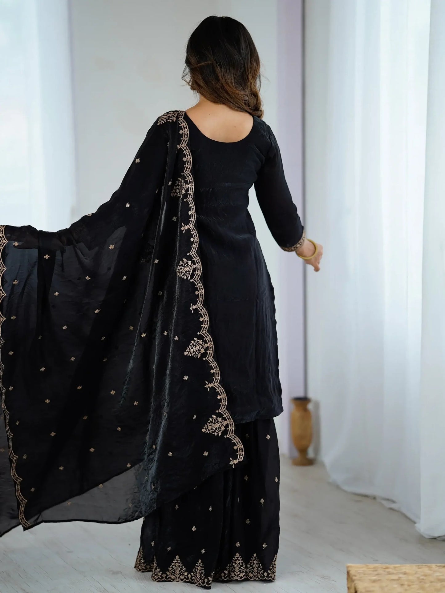 Elegantes Schwarzes Sharara-Set mit Embroiderywork