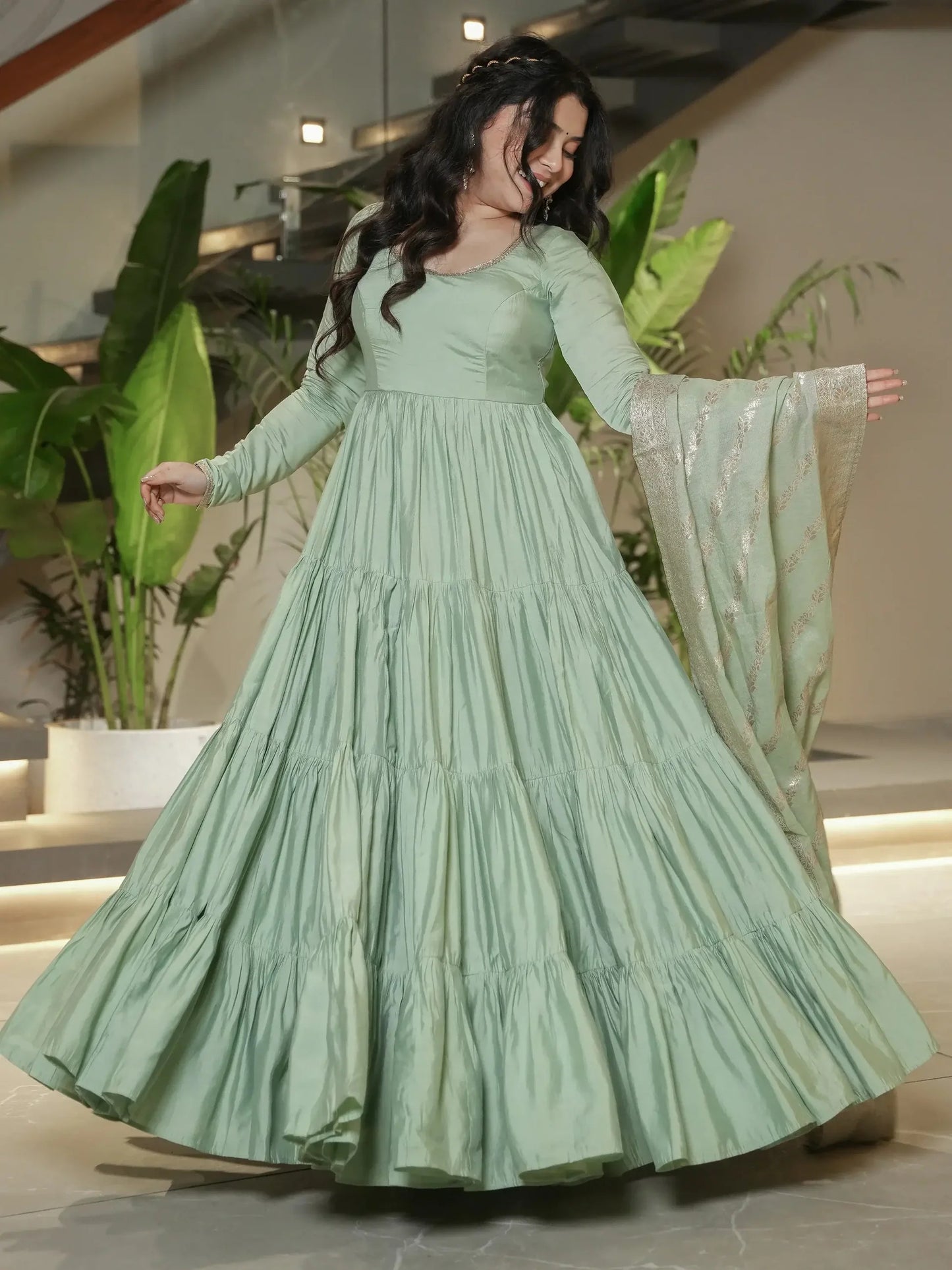 Elegantes Pista-Grünes Anarkali-Set mit Banarasi Dupatta