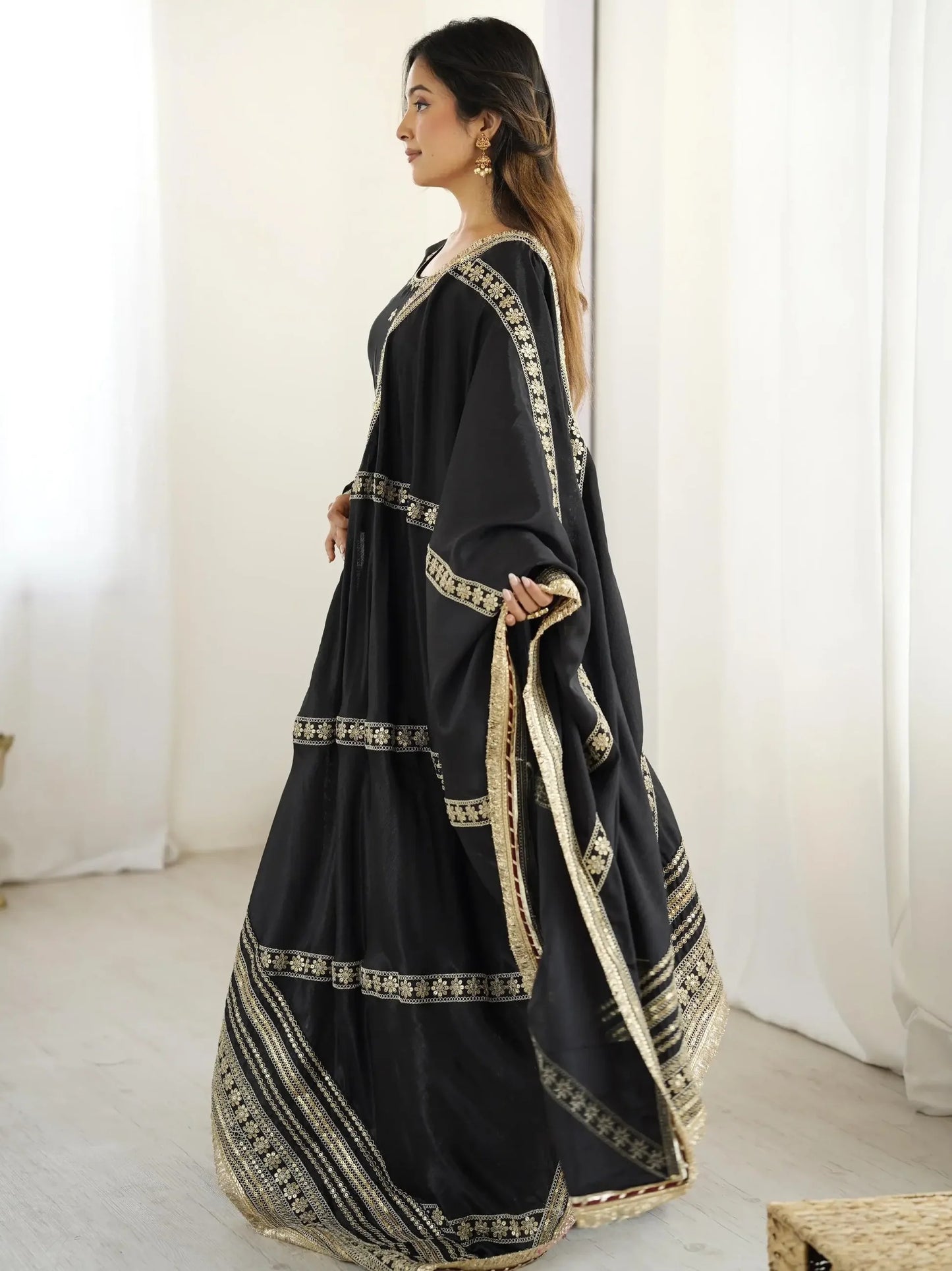 Elegantes Schwarzes Anarkali-Set aus Chinon