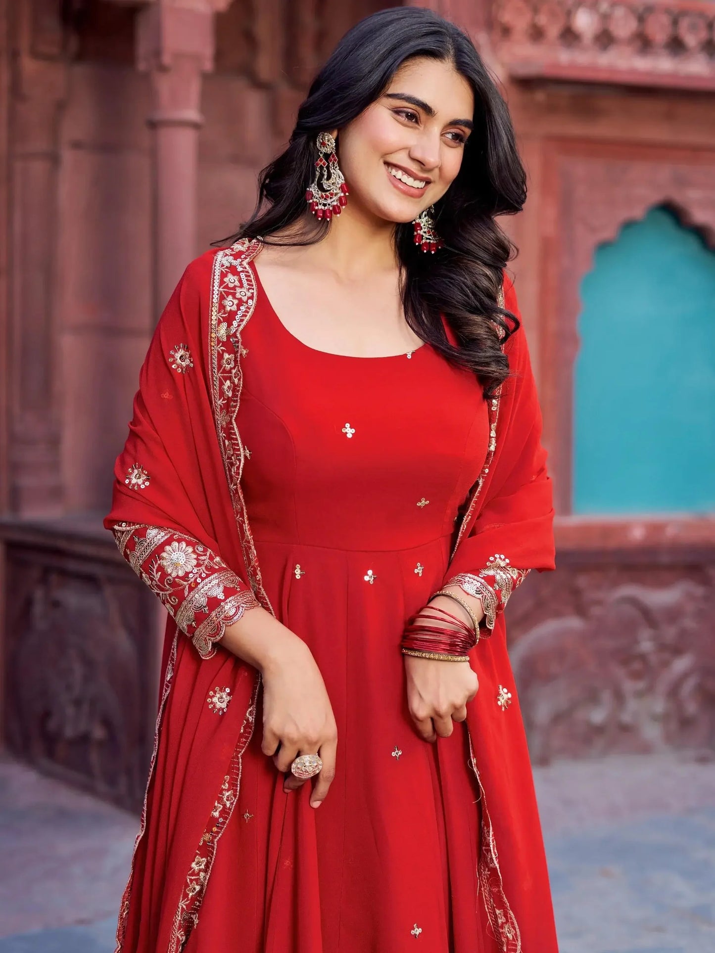 Elegantes Rotes Georgette Festkleid mit Stickerei und Dupatta