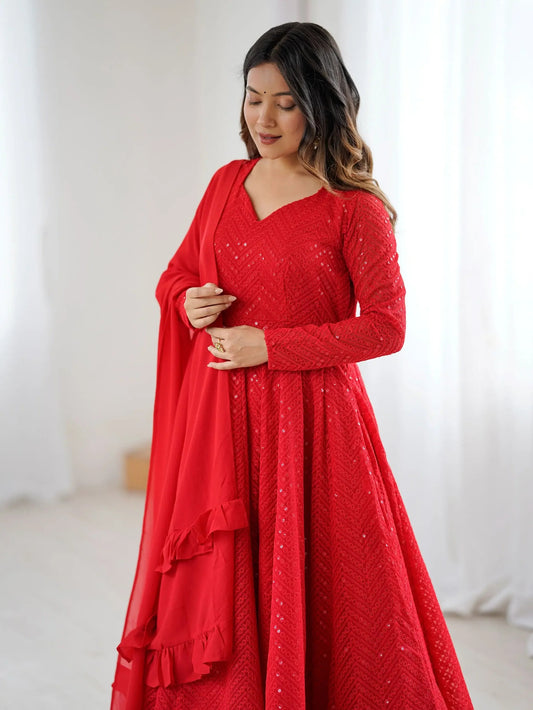 Rotes Georgette-Anarkali mit Lucknawi-Stickerei, Pailletten, Micro-Cotton-Hose und Rüschen-Dupatta – festliches Hochzeitsoutfit für Damen.