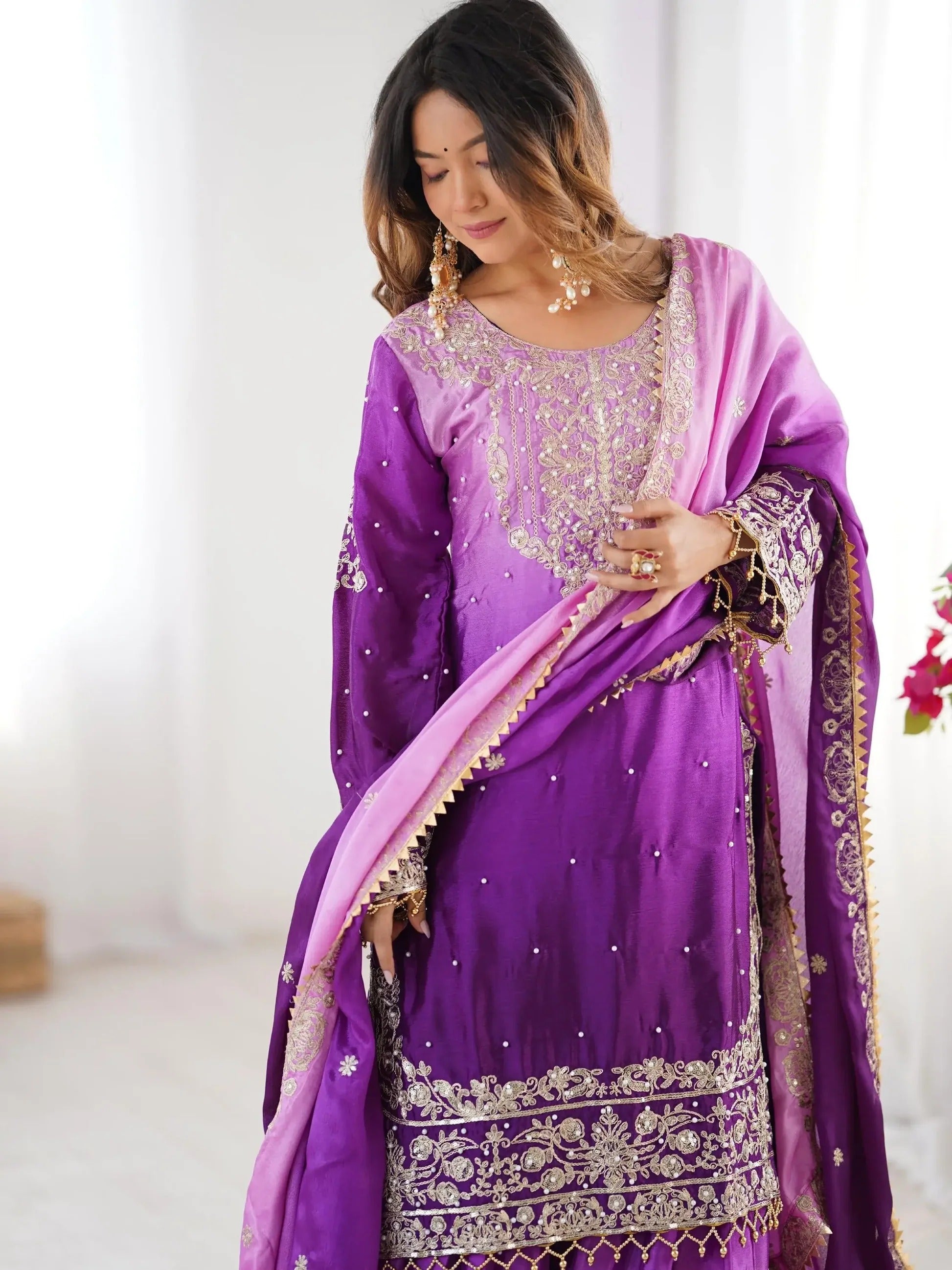Violettes Sharara-Set aus Chinon-Seide mit Dori-, Perlen- und Paillettenstickerei, inklusive Dupatta – festliches Hochzeitsoutfit für Damen.