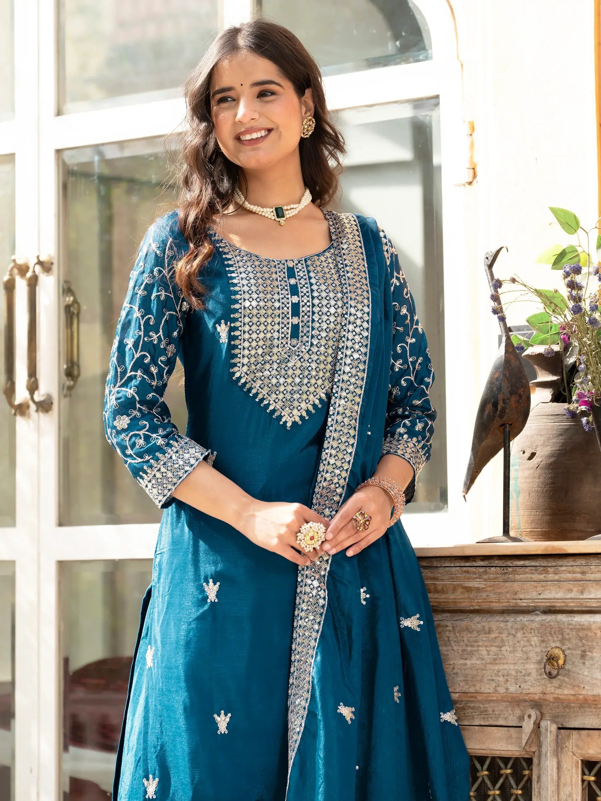 Teal-blaues Chinon-Sharara-Set mit feiner Zari- und Paillettenstickerei, passender Sharara-Hose und besticktem Dupatta mit Spitzenbordüre – festliches Damenoutfit.