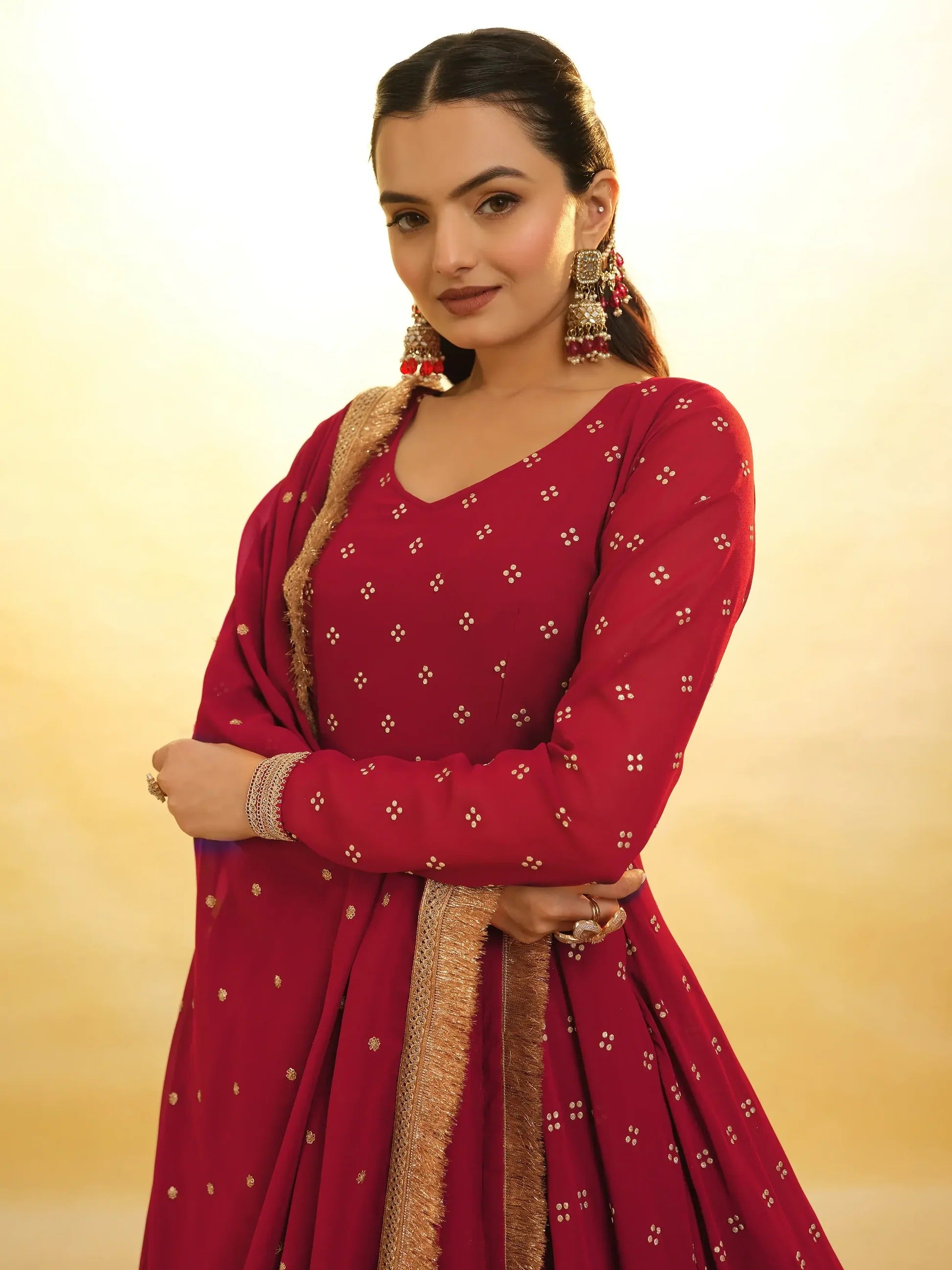 Rotes Georgette-Salwar-Set mit feiner Stickerei, Pailletten und Designer-Spitze, inklusive Hose und Dupatta – festliches Damenoutfit für Hochzeiten.