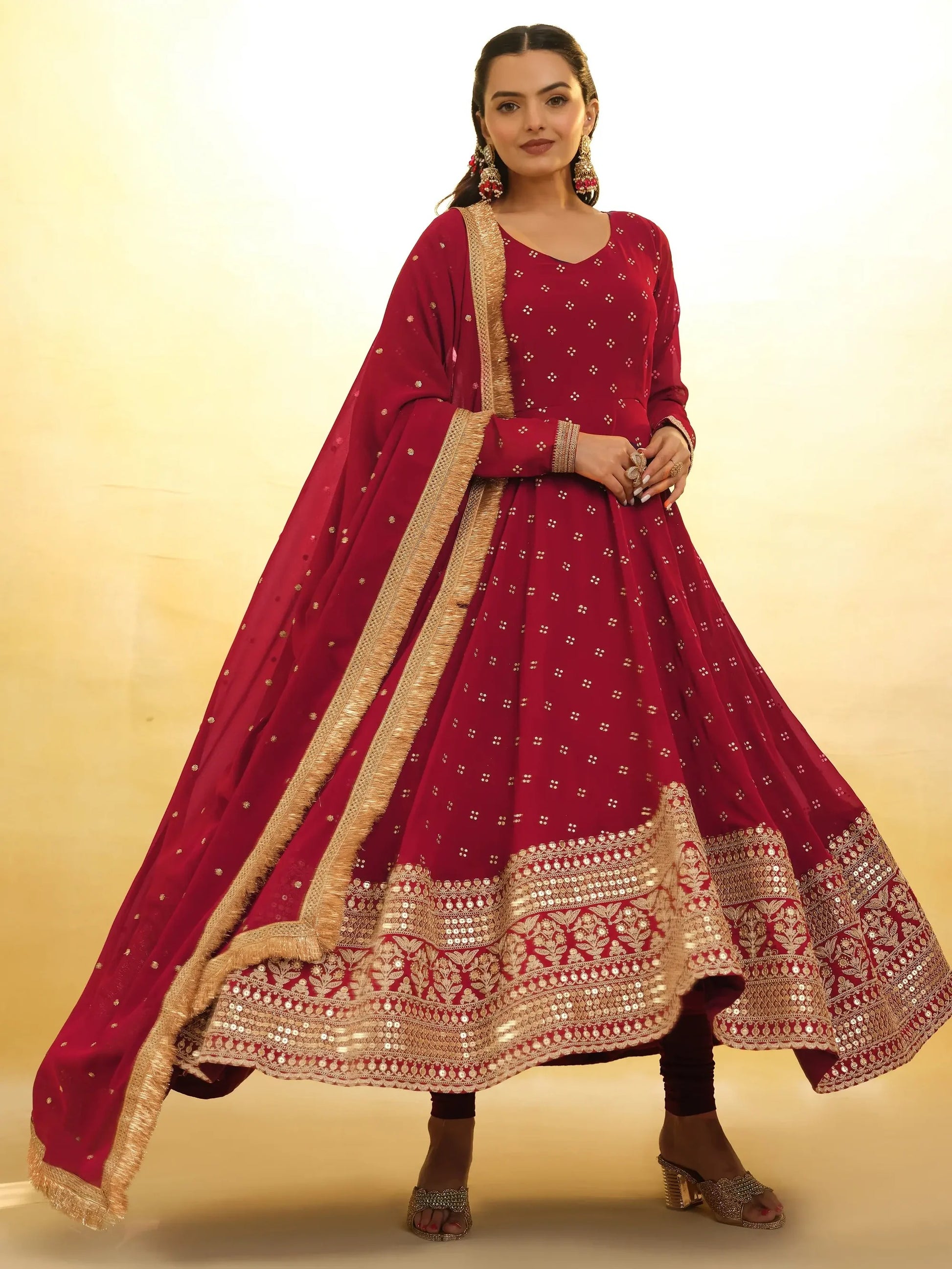Rotes Georgette-Salwar-Set mit feiner Stickerei, Pailletten und Designer-Spitze, inklusive Hose und Dupatta – festliches Damenoutfit für Hochzeiten.