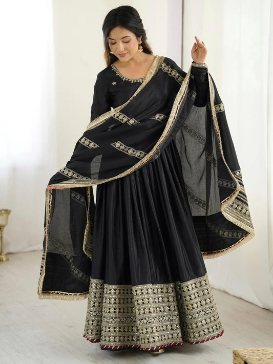 Schwarzes Chinon-Seiden Anarkali-Set mit Faden- und Paillettenstickerei, passender Hose und Dupatta mit Spitzenbordüre – festliches Damenoutfit.