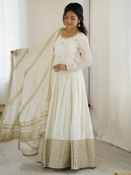 Weißes Chinon-Seiden Anarkali-Set mit feiner Pailletten- und Fadenstickerei, schlichter Hose und besticktem Dupatta mit Spitzenbordüre – festliches Damenoutfit.