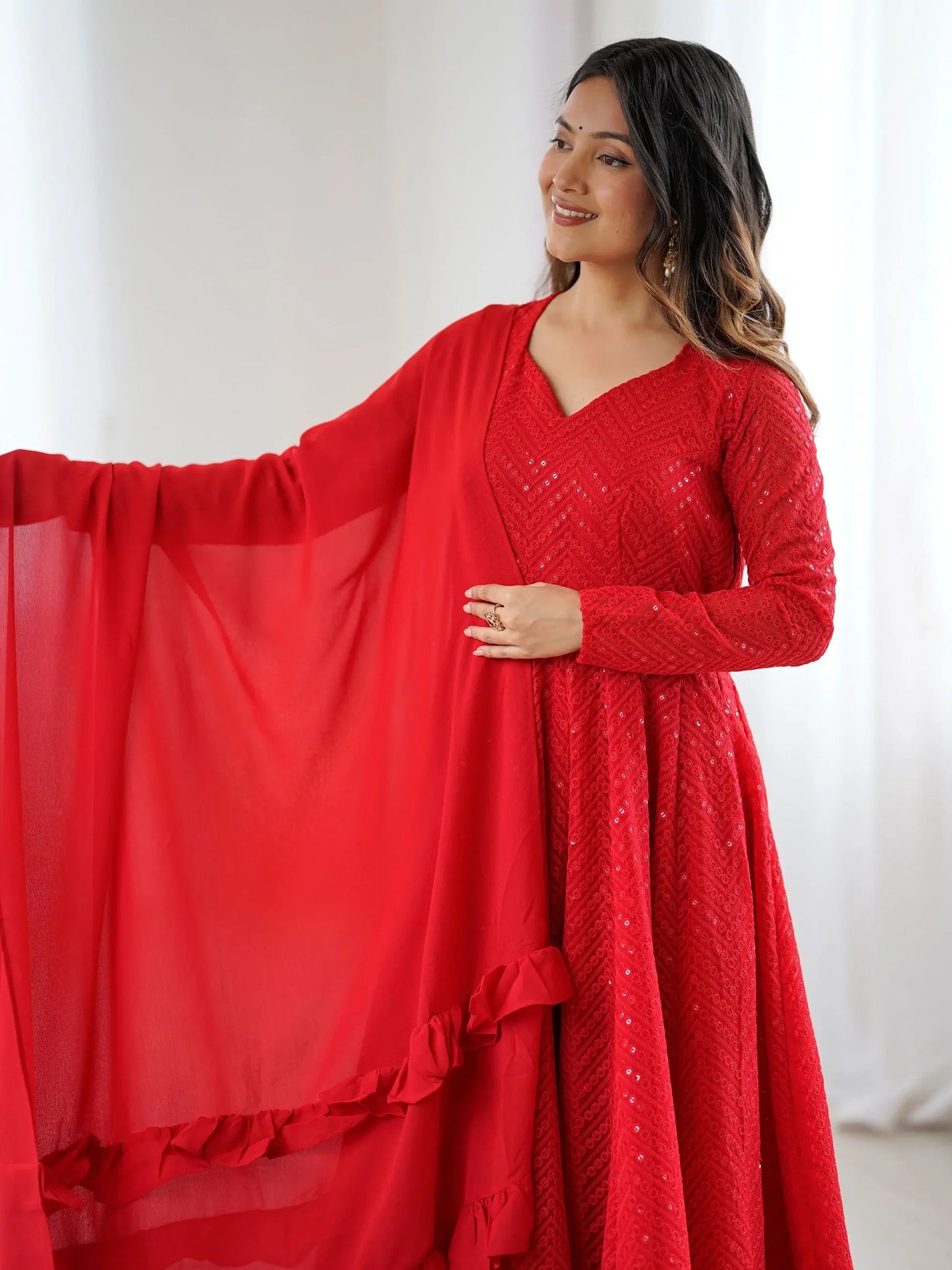 Rotes Georgette-Anarkali-Set mit Lucknawi-Stickerei