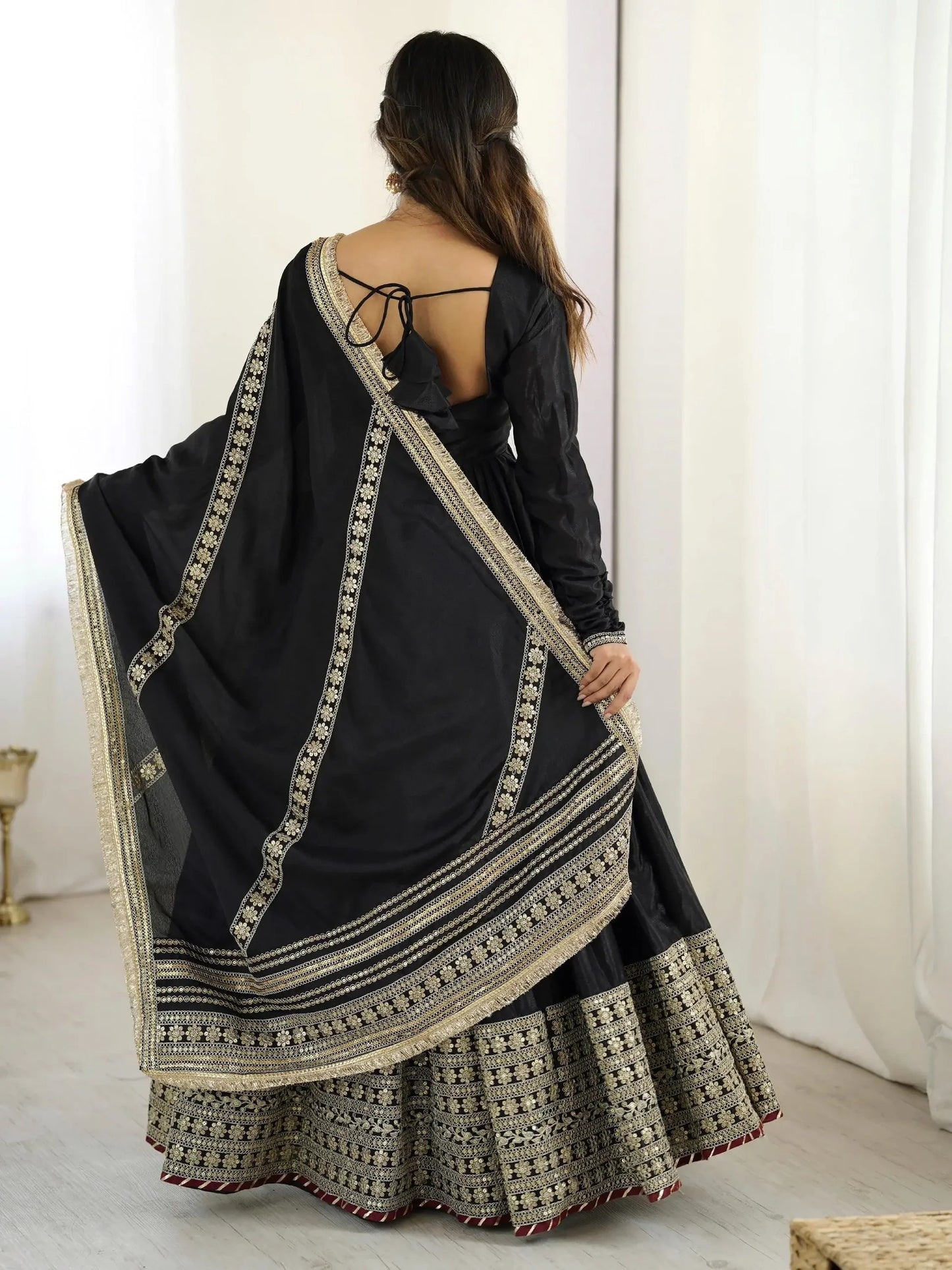 Schwarzes Chinon-Seiden Anarkali-Set mit Faden- und Paillettenstickerei, passender Hose und Dupatta mit Spitzenbordüre – festliches Damenoutfit.