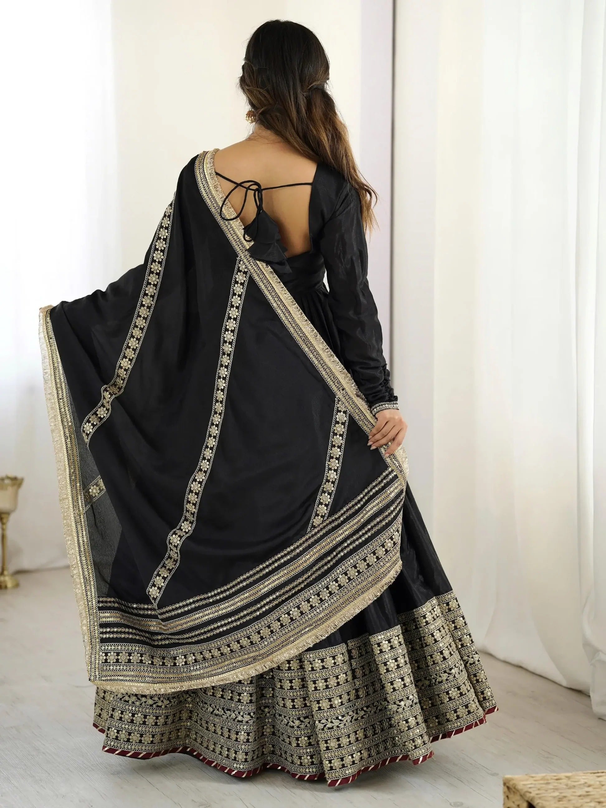 Schwarzes Chinon-Seiden Anarkali-Set mit Faden- und Paillettenstickerei, passender Hose und Dupatta mit Spitzenbordüre – festliches Damenoutfit.
