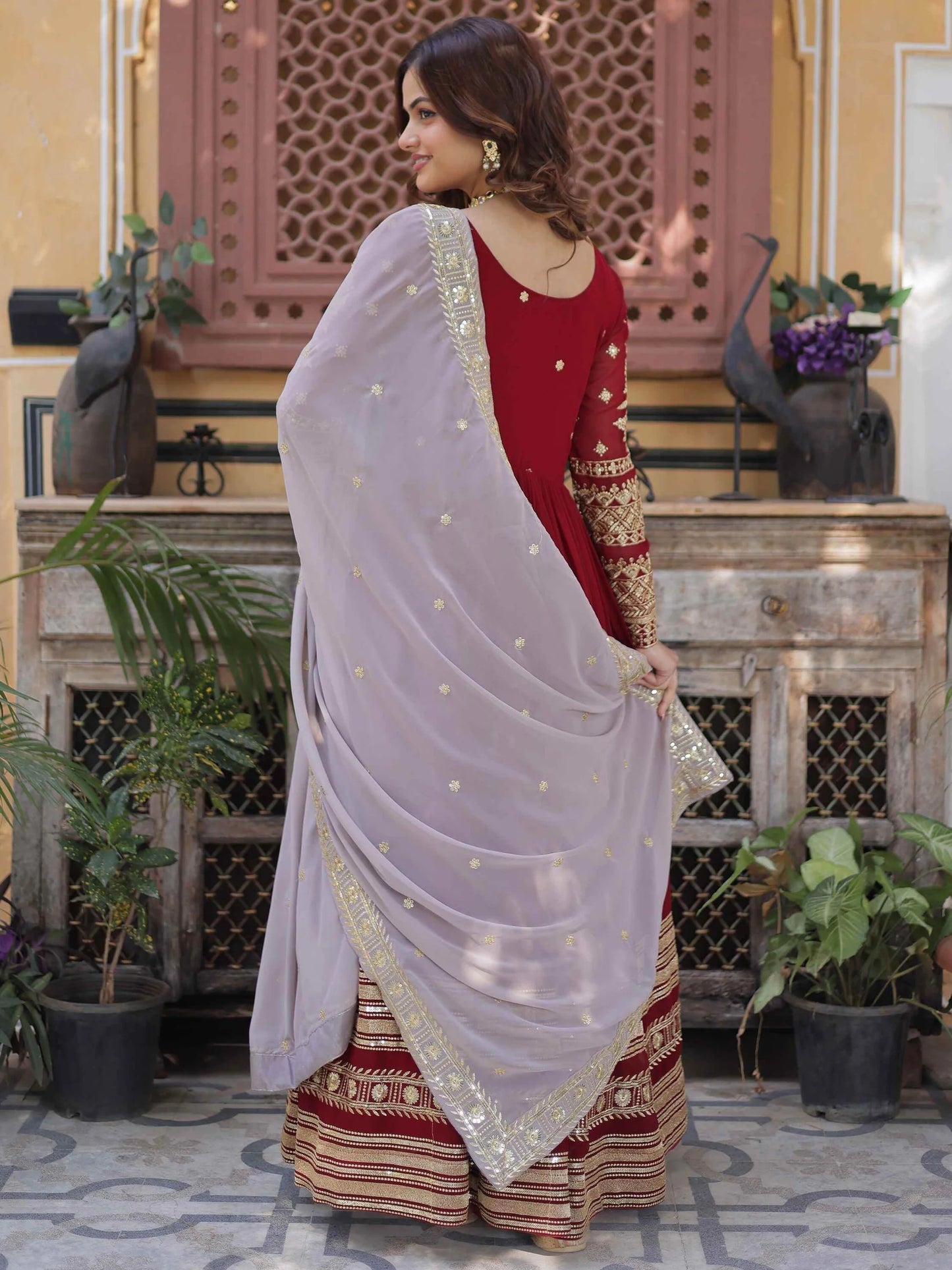 Atemberaubendes Rotes Georgette Anarkali