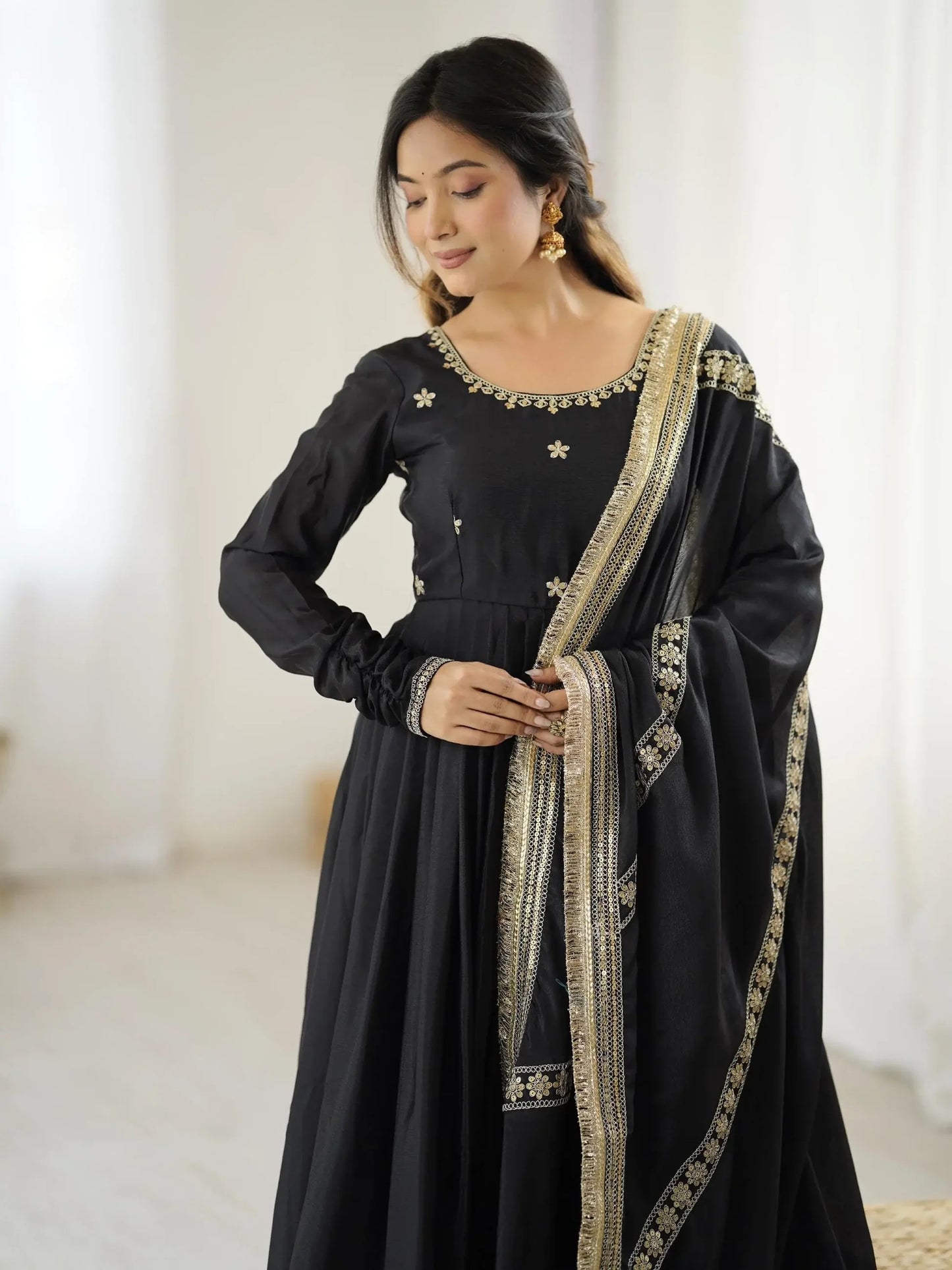 Elegantes Schwarzes Anarkali-Set aus Chinon