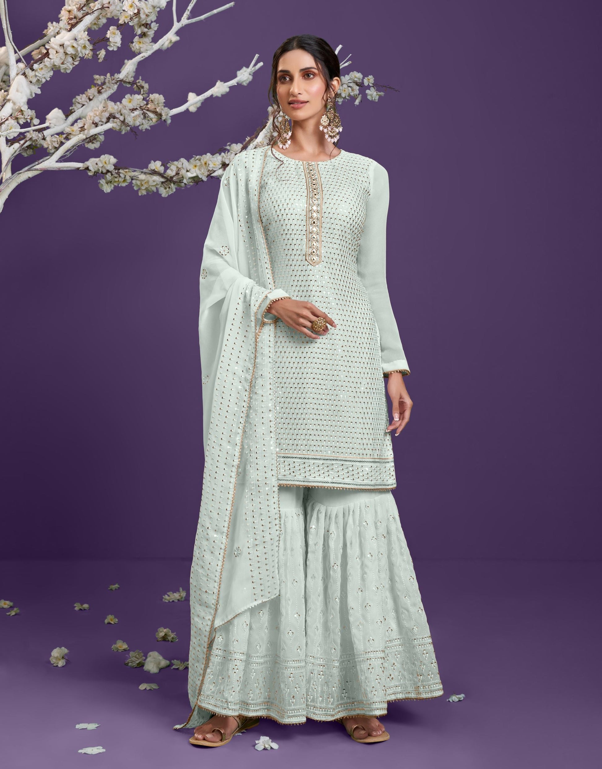 Georgette-Gharara-Set mit aufwendiger Faden- & Paillettenstickerei, Handarbeit am Halsausschnitt, semi-stitched Design, Top, Hose & Dupatta.